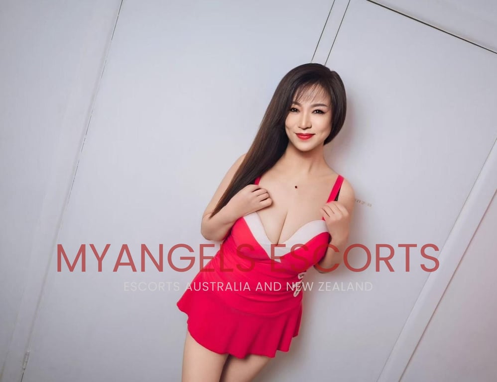 Photo 4 / 7 of Mimi