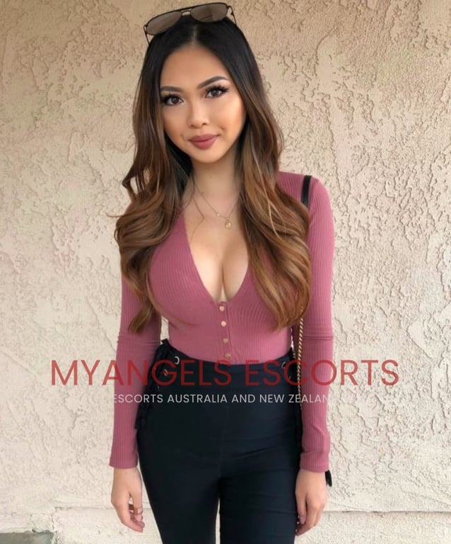 Photo 3 / 4 of Leila