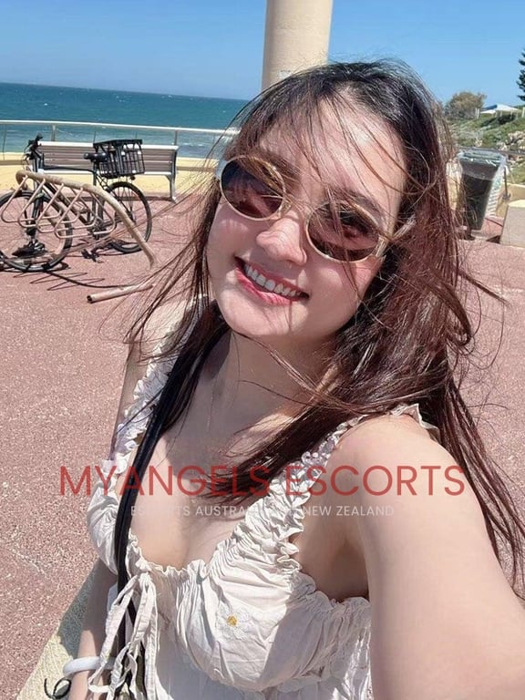 Photo 3 / 4 of Moonie