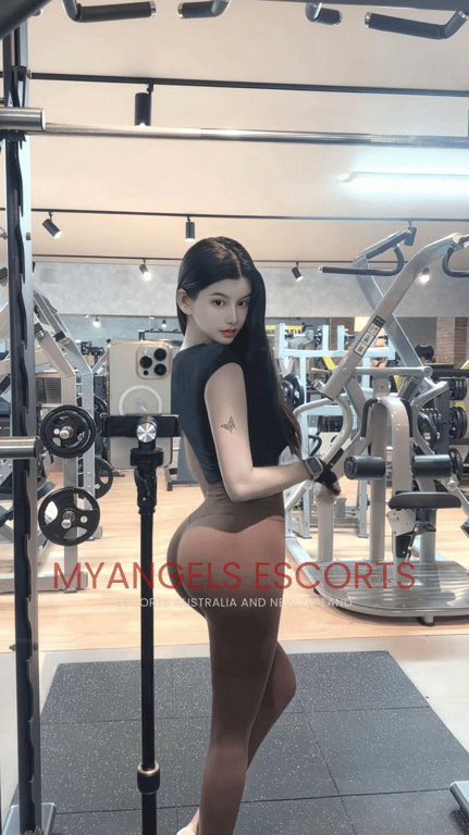 Photo 3 / 6 of Sophia 