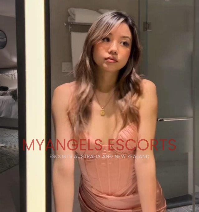 Photo 4 / 7 of Chloe