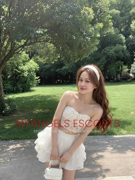 Photo 5 / 9 of Emma