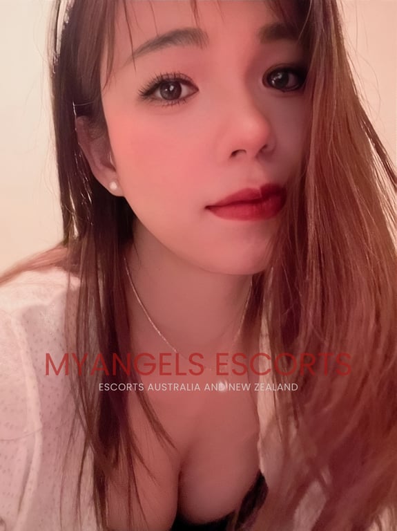 Photo 4 / 7 of Emma