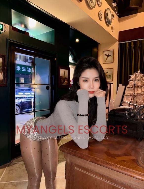 Photo 2 / 4 of Vivian