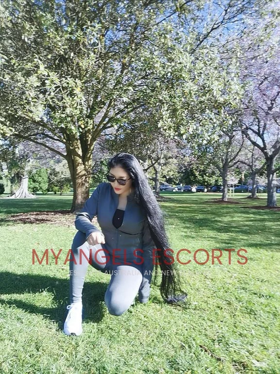 Photo 2 / 5 of Skyla