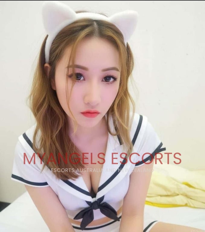 Photo 3 / 4 of Vivian