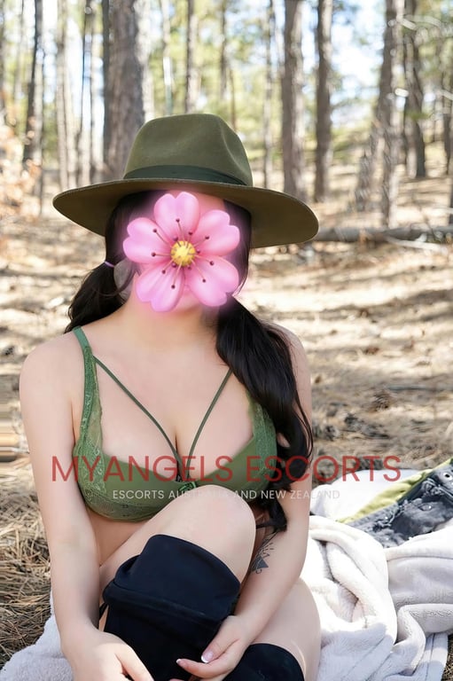 Photo 3 / 6 of Amy