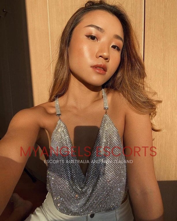 Photo 4 / 4 of Moona