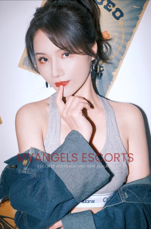 Photo 3 / 3 of Annie