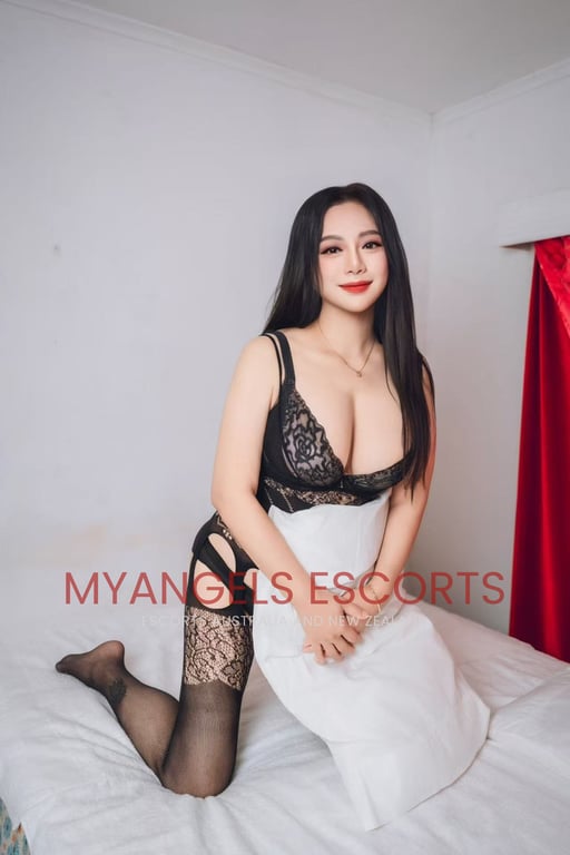 Photo 4 / 6 of MOLLY