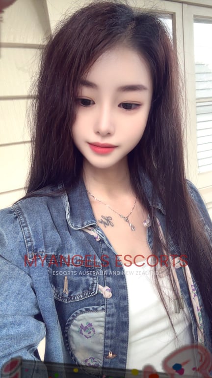 Photo 3 / 3 of Bella