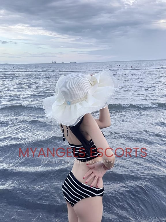 Photo 5 / 9 of Lily
