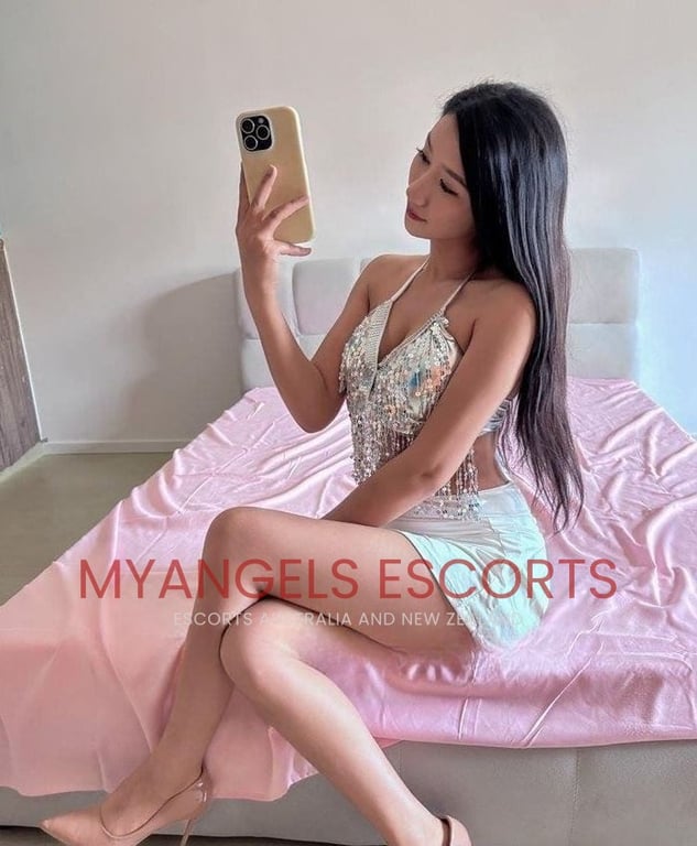 Verena, 21, Asian DD cup massage therapist in Adelaide CBD