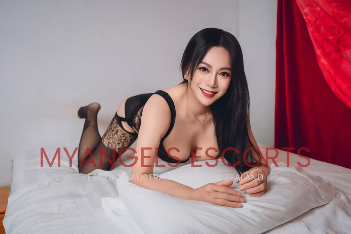 Photo 3 / 6 of MOLLY