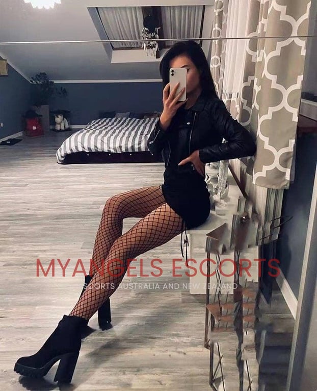 Photo 2 / 6 of Tiffany