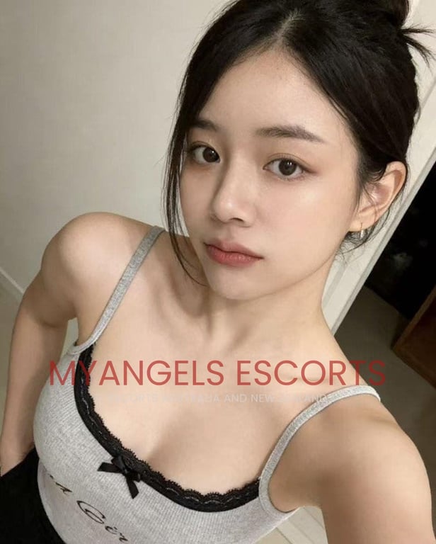 Photo 4 / 4 of Elaine