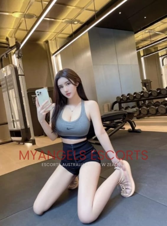 Photo 5 / 6 of Alice 