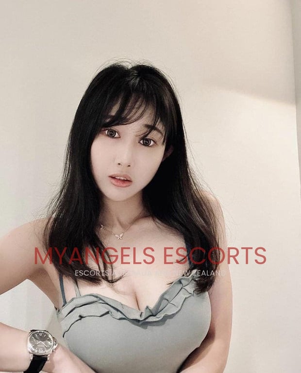 Photo 3 / 5 of Jennifer