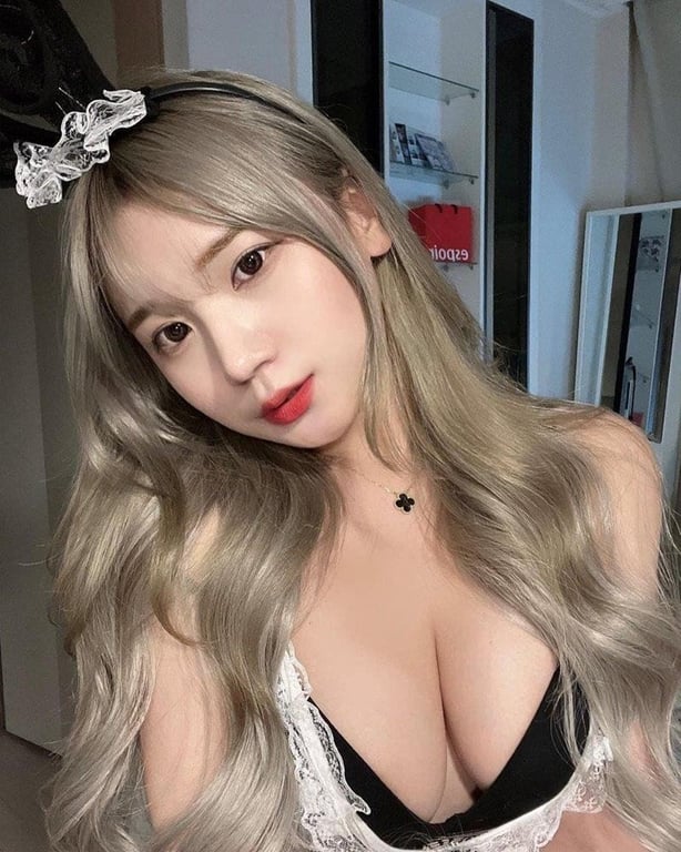 19yo Japanese Alisa, D cup, available in Brisbane CBD for pillow talk