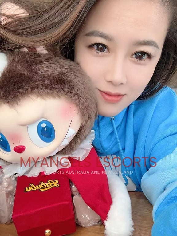 Photo 4 / 7 of Elsa