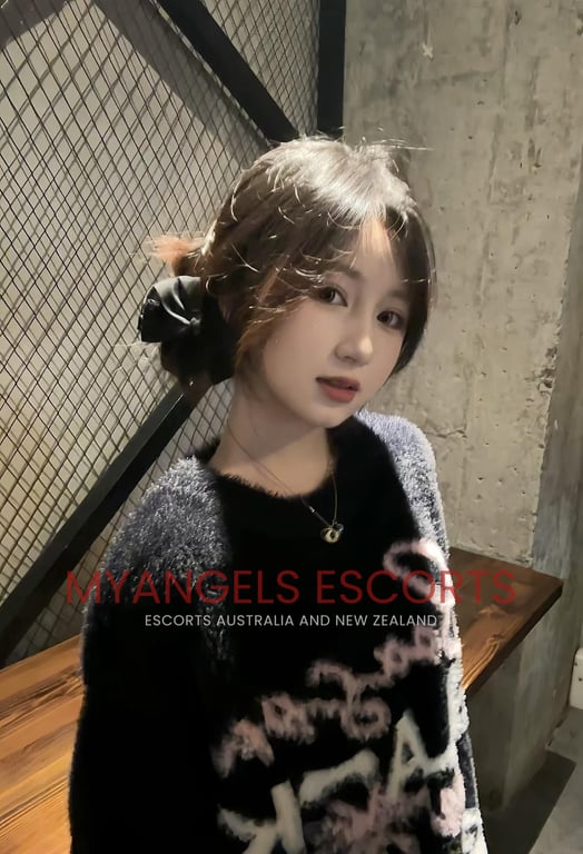 Photo 2 / 9 of Alice