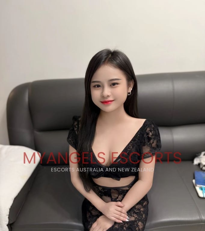 20-year-old Vivian, C-cup escort from Perth, Australia offering adult services