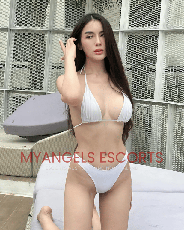 Photo 3 / 8 of Sophia 